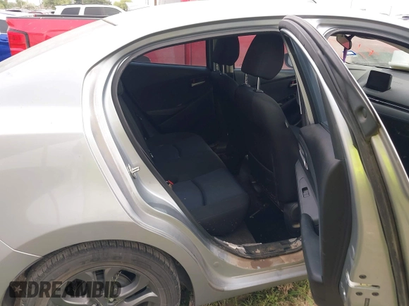 2019 Toyota Yaris L z VIN 3MYDLBYV1KY500070, wystawiony jako IAAI lot #41933128 z przebiegiem Nie podano mil oraz . Historia ofert i sprzedaży dostępna na DreamBid. Obrazek 8.