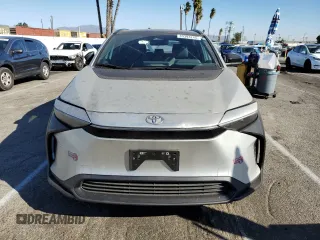 2023 Toyota bZ4X XLE z VIN JTMAAAAA8PA029197, wystawiony jako Copart lot #89393245 z przebiegiem 31 280 mil mil oraz Szkoda całkowita • Salvage title. Historia ofert i sprzedaży dostępna na DreamBid. Obrazek 5.