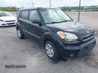 2011 Kia Soul with VIN KNDJT2A17B7218011, listed as a IAAI auction lot 41924267 with 137,282 mi miles. Bid and sale history available at carsss.com. Image 1.