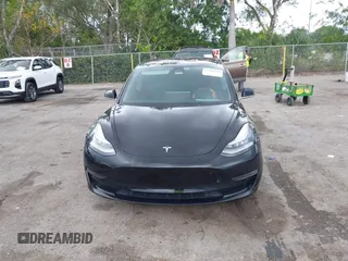 2018 Tesla Model 3 Long Range Battery z VIN 5YJ3E1EA2JF156808, wystawiony jako IAAI lot #42160829 z przebiegiem 106 258 mil mil oraz . Historia ofert i sprzedaży dostępna na DreamBid. Obrazek 12.