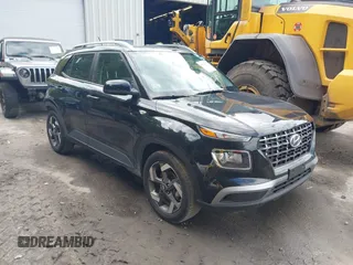 2024 Hyundai Venue SEL z VIN KMHRC8A33RU283727, wystawiony jako IAAI lot #40229575 z przebiegiem 11 414 mil mil oraz . Historia ofert i sprzedaży dostępna na DreamBid. Obrazek 1.