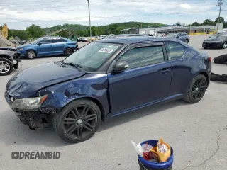2013 Scion tC z VIN JTKJF5C77D3045734, wystawiony jako Copart lot #55356405 z przebiegiem 174 691 mil mil oraz Szkody całkowita. Historia ofert i sprzedaży dostępna na DreamBid. Obrazek 1.