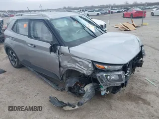 2024 Hyundai Venue SEL z VIN KMHRC8A36RU333987, wystawiony jako IAAI lot #41710436 z przebiegiem 7 701 mil mil oraz . Historia ofert i sprzedaży dostępna na DreamBid. Obrazek 1.