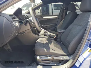 2017 Volkswagen Passat S z VIN 1VWAT7A38HC013566, wystawiony jako Copart lot #52431305 z przebiegiem 111 598 mil mil oraz Szkoda całkowita • Salvage title. Historia ofert i sprzedaży dostępna na DreamBid. Obrazek 7.