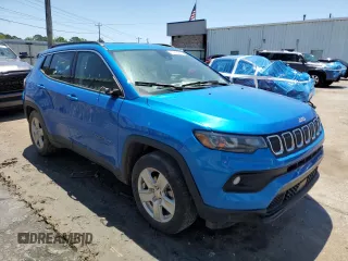 2022 Jeep Compass Latitude with VIN 3C4NJCBB5NT214270, listed as a Copart auction lot 56959935 with 52,137 mi miles and Clean title. Bid and sale history available at DreamBid. Image 4.