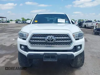 2017 Toyota Tacoma SR5 z VIN 5TFCZ5AN9HX070030, wystawiony jako IAAI lot #42212141 z przebiegiem 92 291 mil mil oraz . Historia ofert i sprzedaży dostępna na DreamBid. Obrazek 12.