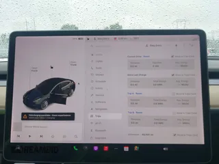 2018 Tesla Model 3 Long Range Battery z VIN 5YJ3E1EB1JF170479, wystawiony jako IAAI lot #42290687 z przebiegiem 69 495 mil mil oraz . Historia ofert i sprzedaży dostępna na DreamBid. Obrazek 7.