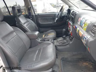 1998 Isuzu Rodeo S with VIN 4S2CM58W0W4331738, listed as a IAAI auction lot 42074562 with 237,684 mi miles. Bid and sale history available at carsss.com. Image 5.
