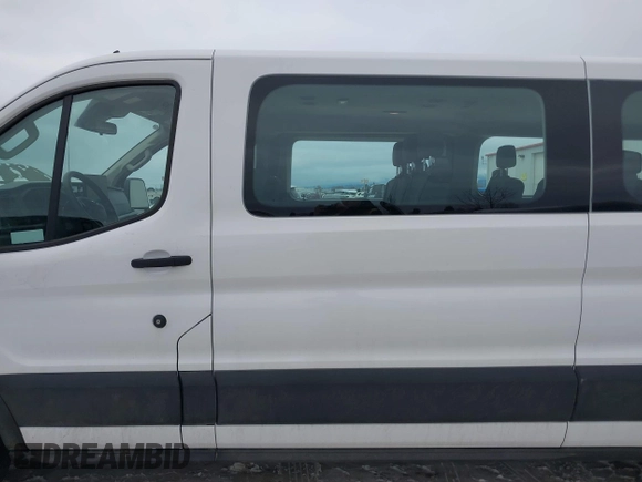 2024 Ford Transit Passenger XL z VIN 1FBAX2Y82RKA81076, wystawiony jako IAAI lot #41632808 z przebiegiem 12 438 mil mil oraz . Historia ofert i sprzedaży dostępna na DreamBid. Obrazek 14.