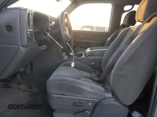 2003 Chevrolet Silverado 1500HD LS z VIN 1GCGC13U83F226492, wystawiony jako Copart lot #82388294 z przebiegiem 172 310 mil mil oraz Szkoda całkowita • Salvage title. Historia ofert i sprzedaży dostępna na DreamBid. Obrazek 7.