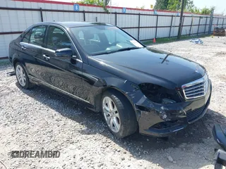 2014 Mercedes-Benz C 250 Sport z VIN WDDGF4HB8EG252884, wystawiony jako IAAI lot #42231326 z przebiegiem 192 083 mil mil oraz . Historia ofert i sprzedaży dostępna na DreamBid. Obrazek 1.