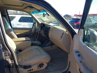 2000 Ford Explorer Eddie Bauer z VIN 1FMDU74E4YZA45773, wystawiony jako IAAI lot #41678121 z przebiegiem 129 263 mil mil oraz . Historia ofert i sprzedaży dostępna na DreamBid. Obrazek 5.