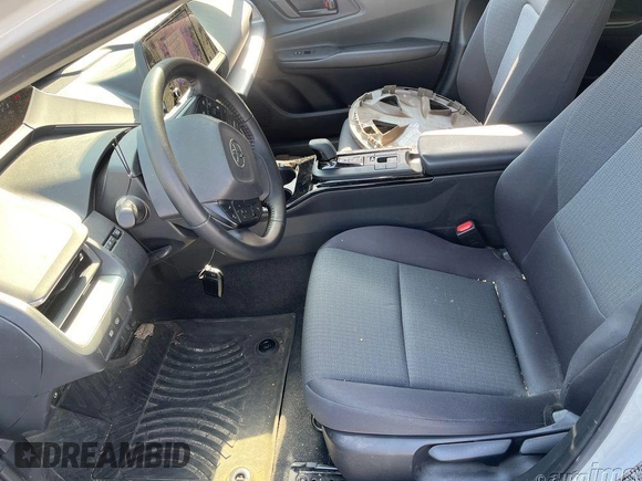 2023 Toyota Prius LE z VIN JTDACAAU1P3001962, wystawiony jako IAAI lot #42424037 z przebiegiem 23 945 mil mil oraz . Historia ofert i sprzedaży dostępna na DreamBid. Obrazek 2.