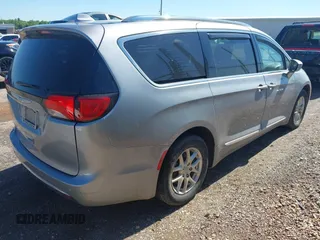 2020 Chrysler Pacifica Touring L with VIN 2C4RC1BG7LR140622, listed as a IAAI auction lot 42090987 with 125,377 mi miles and . Bid and sale history available at DreamBid. Image 4.