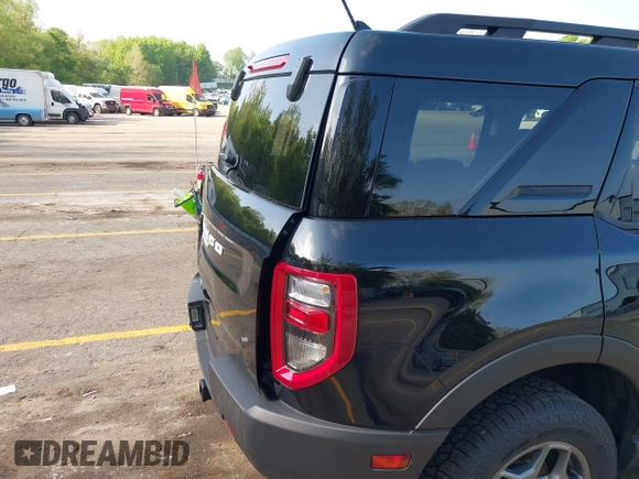 2022 Ford Bronco Sport Badlands z VIN 3FMCR9D95NRD81024, wystawiony jako IAAI lot #42255256 z przebiegiem 15 234 mil mil oraz . Historia ofert i sprzedaży dostępna na DreamBid. Obrazek 19.