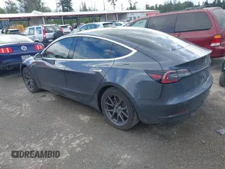 2018 Tesla Model 3 Long Range Battery z VIN 5YJ3E1EA2JF011588, wystawiony jako IAAI lot #42304226 z przebiegiem 56 819 mil mil oraz . Historia ofert i sprzedaży dostępna na DreamBid. Obrazek 3.