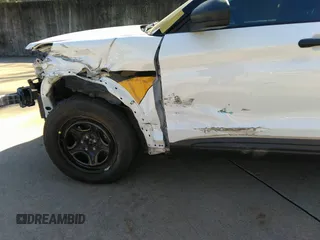2020 Ford Police Interceptor Utility z VIN 1FM5K8AB0LGD09716, wystawiony jako IAAI lot #41772403 z przebiegiem 106 253 mil mil oraz . Historia ofert i sprzedaży dostępna na DreamBid. Obrazek 18.