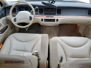 1996 Lincoln Town Car Cartier z VIN 1LNLM83W8TY734774, wystawiony jako Copart lot #52219725 z przebiegiem 128 444 mil mil oraz Tytuł czysty. Historia ofert i sprzedaży dostępna na DreamBid. Obrazek 8.
