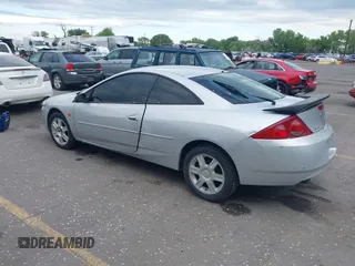2002 Mercury Cougar z VIN 1ZWFT61L325609417, wystawiony jako IAAI lot #42119713 z przebiegiem 142 029 mil mil oraz . Historia ofert i sprzedaży dostępna na DreamBid. Obrazek 3.