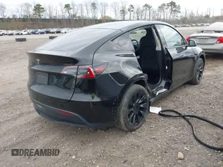 2024 Tesla Model Y с VIN 7SAYGDED5RF093696, выставлен на аукционе IAAI как лот 42061020 с пробегом 21 220 миль миль и . История ставок и продаж доступна на DreamBid. Изображение 4.