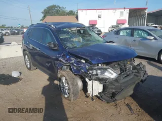 2020 Nissan Rogue SV z VIN JN8AT2MV9LW104831, wystawiony jako IAAI lot #42289370 z przebiegiem 103 763 mil mil oraz . Historia ofert i sprzedaży dostępna na DreamBid. Obrazek 1.