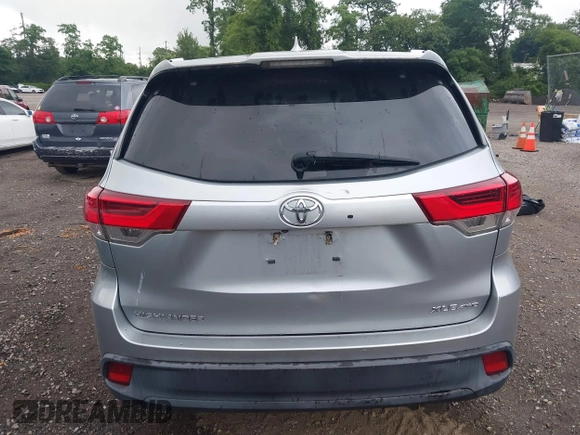 2018 Toyota Highlander SE z VIN 5TDJZRFH6JS545680, wystawiony jako IAAI lot #42548969 z przebiegiem 43 622 mil mil oraz . Historia ofert i sprzedaży dostępna na DreamBid. Obrazek 16.