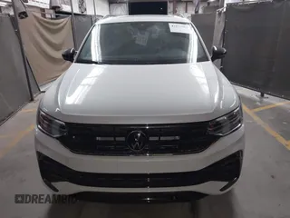 2024 Volkswagen Tiguan SE R-Line Black с VIN 3VVCB7AX2RM231148, выставлен на аукционе IAAI как лот 42275967 с пробегом 6 623 миль миль и . История ставок и продаж доступна на DreamBid. Изображение 12.