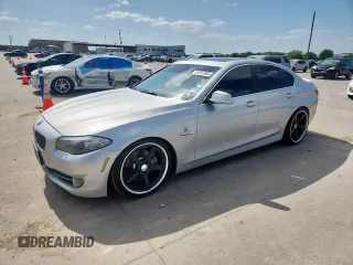 2011 BMW 5 Series 528i z VIN WBAFR1C55BDS35953, wystawiony jako Copart lot #59707965 z przebiegiem 178 924 mil mil oraz Czysty tytuł • Clean title. Historia ofert i sprzedaży dostępna na DreamBid. Obrazek 1.