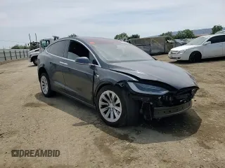 2017 Tesla Model X 90D z VIN 5YJXCDE21HF056145, wystawiony jako Copart lot #55128995 z przebiegiem 86 314 mil mil oraz Szkody całkowita. Historia ofert i sprzedaży dostępna na DreamBid. Obrazek 14.