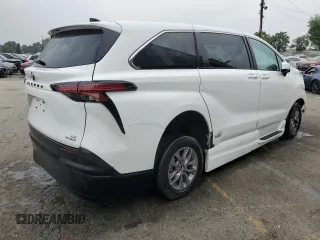 2022 Toyota Sienna LE z VIN 5TDKSKFC3NS070984, wystawiony jako Copart lot #60705265 z przebiegiem 10 846 mil mil oraz Czysty tytuł • Clean title. Historia ofert i sprzedaży dostępna na DreamBid. Obrazek 3.