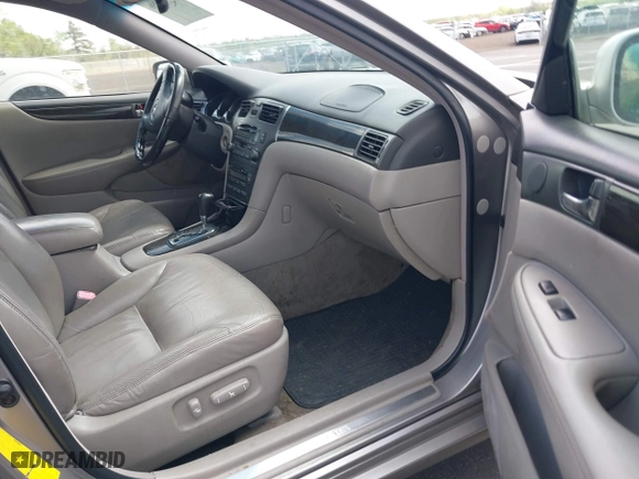 2004 Lexus ES 330 with VIN JTHBA30GX45053526, listed as a IAAI auction lot 41972096 with 264,207 mi miles. Bid and sale history available at carsss.com. Image 5.