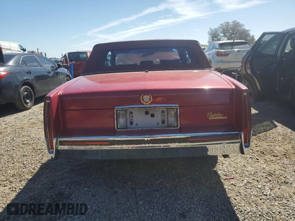 1991 Cadillac DeVille z VIN 1G6CD13B7M4306411, wystawiony jako Copart lot #50128155 z przebiegiem Nie podano mil oraz Szkoda całkowita • Salvage title. Historia ofert i sprzedaży dostępna na DreamBid. Obrazek 6.
