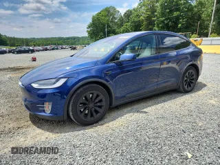 2017 Tesla Model X 90D z VIN 5YJXCAE2XHF076389, wystawiony jako Copart lot #60468295 z przebiegiem 81 068 mil mil oraz Szkoda całkowita • Salvage title. Historia ofert i sprzedaży dostępna na DreamBid. Obrazek 1.