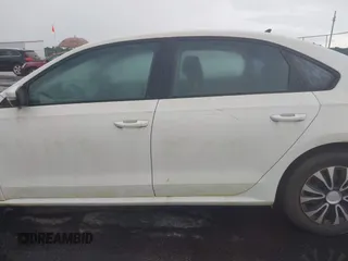 2014 Volkswagen Passat S z VIN 1VWAP7A39EC024253, wystawiony jako IAAI lot #42400664 z przebiegiem 151 628 mil mil oraz . Historia ofert i sprzedaży dostępna na DreamBid. Obrazek 13.