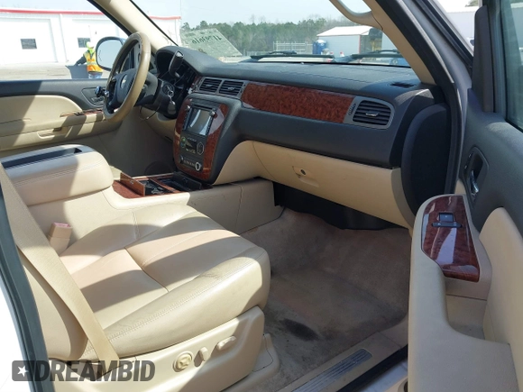 2008 Chevrolet Suburban LTZ with VIN 1GNFK16348R151711, listed as a IAAI auction lot 41793616 with 198,676 mi miles. Bid and sale history available at carsss.com. Image 5.
