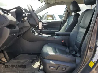 2024 Toyota RAV4 XLE Premium z VIN 2T3C1RFV3RW344089, wystawiony jako Copart lot #61747485 z przebiegiem 18 447 mil mil oraz Szkoda całkowita • Salvage title. Historia ofert i sprzedaży dostępna na DreamBid. Obrazek 7.