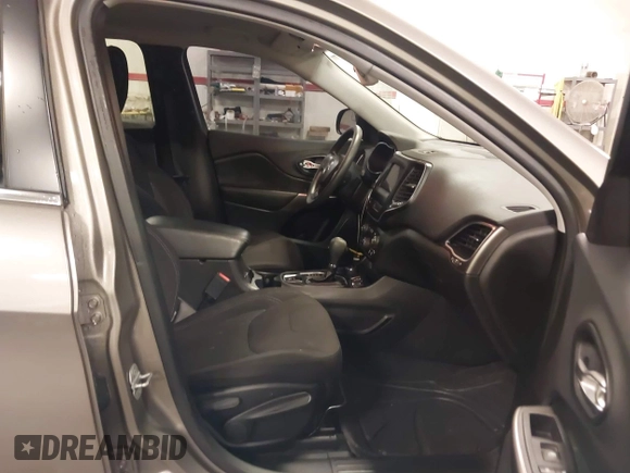 2019 Jeep Cherokee Latitude with VIN 1C4PJMCX3KD356109, listed as a IAAI auction lot 41211181 with 84,072 mi miles. Bid and sale history available at carsss.com. Image 5.
