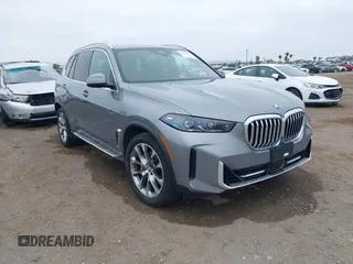 2024 BMW X5 xDrive40i z VIN 5UX23EU08R9U20717, wystawiony jako IAAI lot #42392632 z przebiegiem 42 085 mil mil oraz . Historia ofert i sprzedaży dostępna na DreamBid. Obrazek 1.