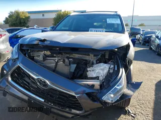 2024 Toyota Highlander LE z VIN 5TDKDRAH7RS534256, wystawiony jako IAAI lot #41609608 z przebiegiem 6 255 mil mil oraz . Historia ofert i sprzedaży dostępna na DreamBid. Obrazek 13.