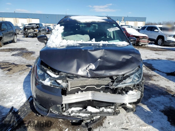 2020 Chrysler Pacifica Launch Edition z VIN 2C4RC3BG4LR270899, wystawiony jako Copart lot #45715205 z przebiegiem 71 409 mil mil oraz Nie do naprawy. Historia ofert i sprzedaży dostępna na DreamBid. Obrazek 5.