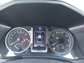 2022 Toyota Tacoma SR z VIN 3TMCZ5AN5NM518961, wystawiony jako IAAI lot #42148345 z przebiegiem 43 009 mil mil oraz . Historia ofert i sprzedaży dostępna na DreamBid. Obrazek 7.