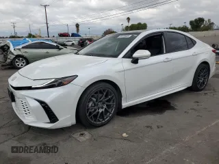 2025 Toyota Camry LE z VIN 4T1DAACK0SU509241, wystawiony jako Copart lot #54409905 z przebiegiem 7 279 mil mil oraz Szkoda całkowita • Salvage title. Historia ofert i sprzedaży dostępna na DreamBid. Obrazek 1.