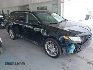 2016 Lincoln MKT EcoBoost z VIN 2LMHJ5AT6GBL01709, wystawiony jako IAAI lot #42372888 z przebiegiem 202 861 mil mil oraz . Historia ofert i sprzedaży dostępna na DreamBid. Obrazek 1.