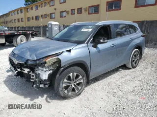 2024 Toyota Highlander LE z VIN 5TDKDRAHXRS529455, wystawiony jako Copart lot #54814165 z przebiegiem 15 653 mil mil oraz Szkoda całkowita • Salvage title. Historia ofert i sprzedaży dostępna na DreamBid. Obrazek 1.