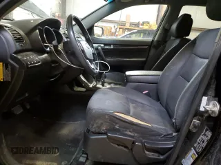 2012 Kia Sorento LX z VIN 5XYKTCA62CG209291, wystawiony jako Copart lot #57133005 z przebiegiem 423 888 mil mil oraz Czysty tytuł • Clean title. Historia ofert i sprzedaży dostępna na DreamBid. Obrazek 7.