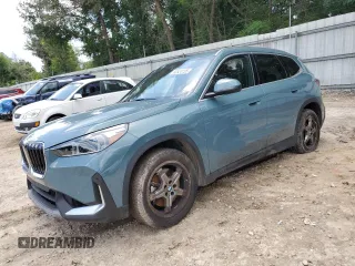 2023 BMW X1 xDrive28i z VIN WBX73EF01P5X46824, wystawiony jako Copart lot #60524155 z przebiegiem 59 957 mil mil oraz Czysty tytuł • Clean title. Historia ofert i sprzedaży dostępna na DreamBid. Obrazek 1.