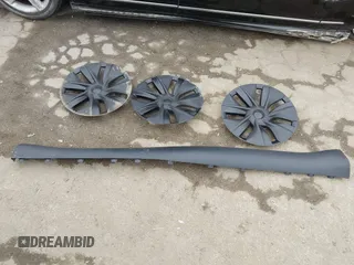 2025 Tesla Model Y Long Range z VIN 7SAYGDED8SF259764, wystawiony jako IAAI lot #42095888 z przebiegiem 2 685 mil mil oraz . Historia ofert i sprzedaży dostępna na DreamBid. Obrazek 12.