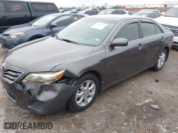 2011 Toyota Camry LE z VIN 4T4BF3EK1BR216262, wystawiony jako IAAI lot #42206210 z przebiegiem 79 660 mil mil oraz . Historia ofert i sprzedaży dostępna na DreamBid. Obrazek 2.