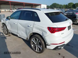 2021 Audi Q3 S line Premium z VIN WA1DECF35M1063868, wystawiony jako IAAI lot #42247128 z przebiegiem 89 959 mil mil oraz . Historia ofert i sprzedaży dostępna na DreamBid. Obrazek 3.