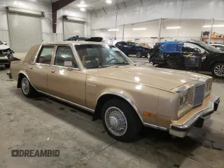 1983 Chrysler New Yorker 5th Ave Edition z VIN 2C3BF66P5DR150653, wystawiony jako Copart lot #75411924 z przebiegiem 67 095 mil mil oraz Szkody całkowita. Historia ofert i sprzedaży dostępna na DreamBid. Obrazek 4.